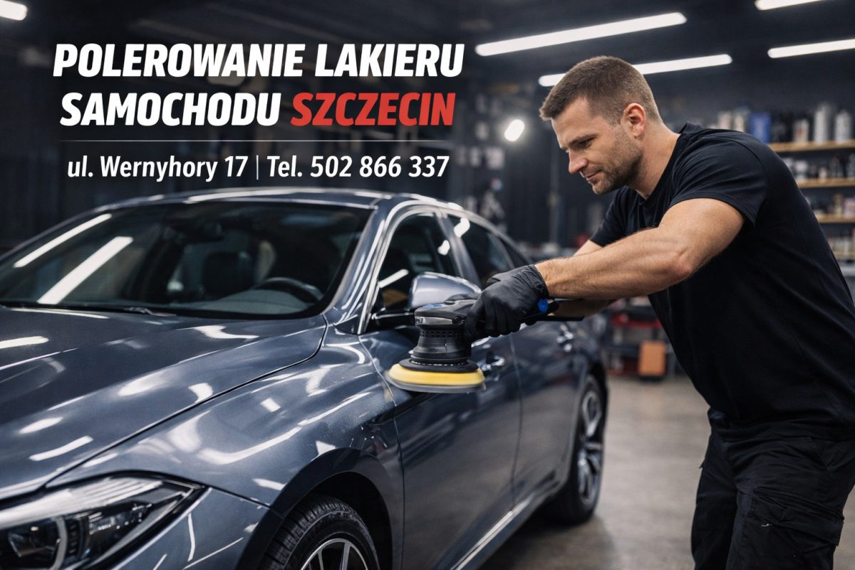 Detailer poleruje lakier srebrnoszarego samochodu w hali auto detailingu w Szczecinie